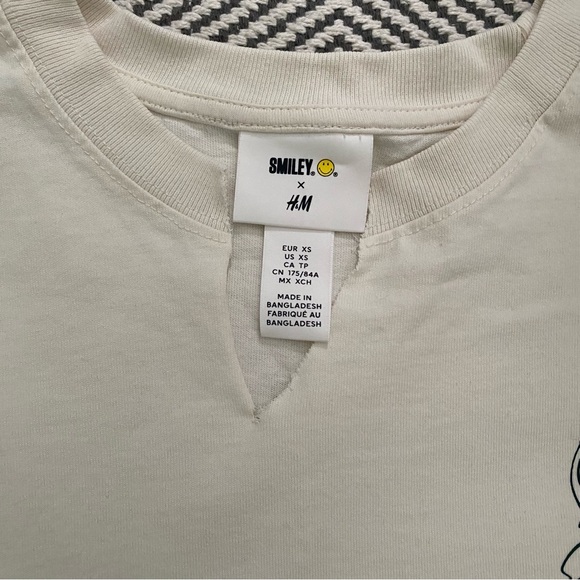 H&M • Graphic T - Picture 2 of 8